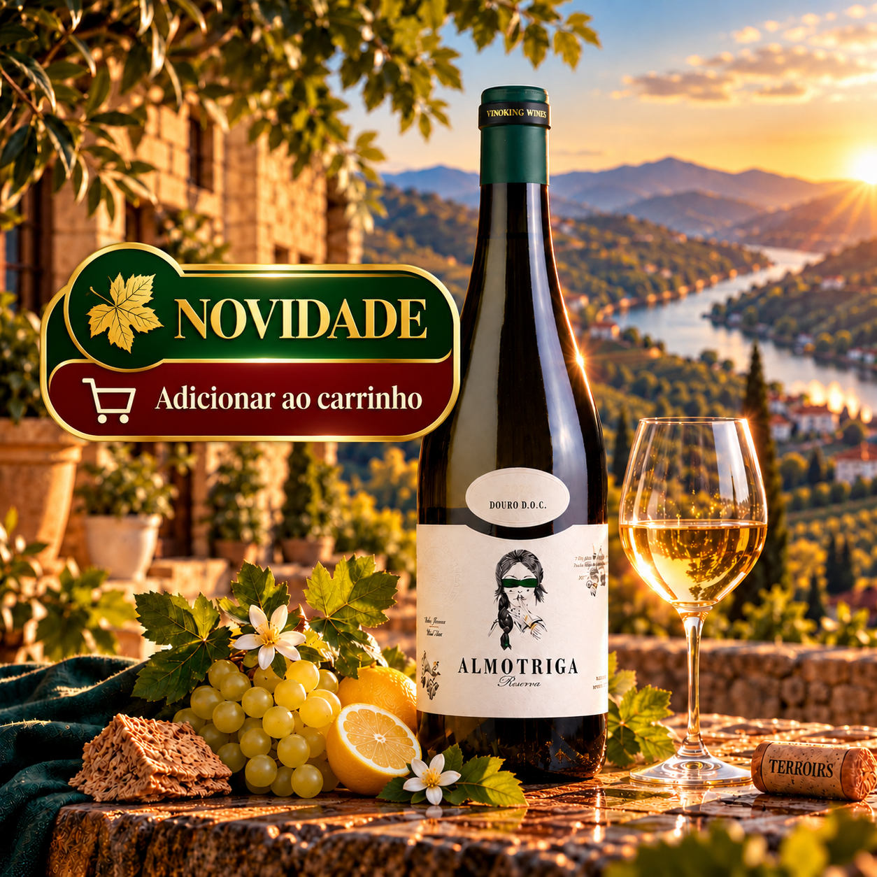Almotriga Reserva Branco DOC Douro 2023, vinho branco produzido a partir das castas Malvasia Fina, Viosinho e Gouveio, com enologia de Luís Cortinhas e Leandro Amaro. A imagem apresenta a garrafa sobre uma paisagem de vinhas do Douro, acompanhada de uvas brancas e notas de prova que destacam aromas minerais, frutos exóticos, citrinos e madeira. Vinho com 13,5% de álcool, disponível no Clube Terroirs por 9,75€ para sócios e 13,00€ para não sócios.